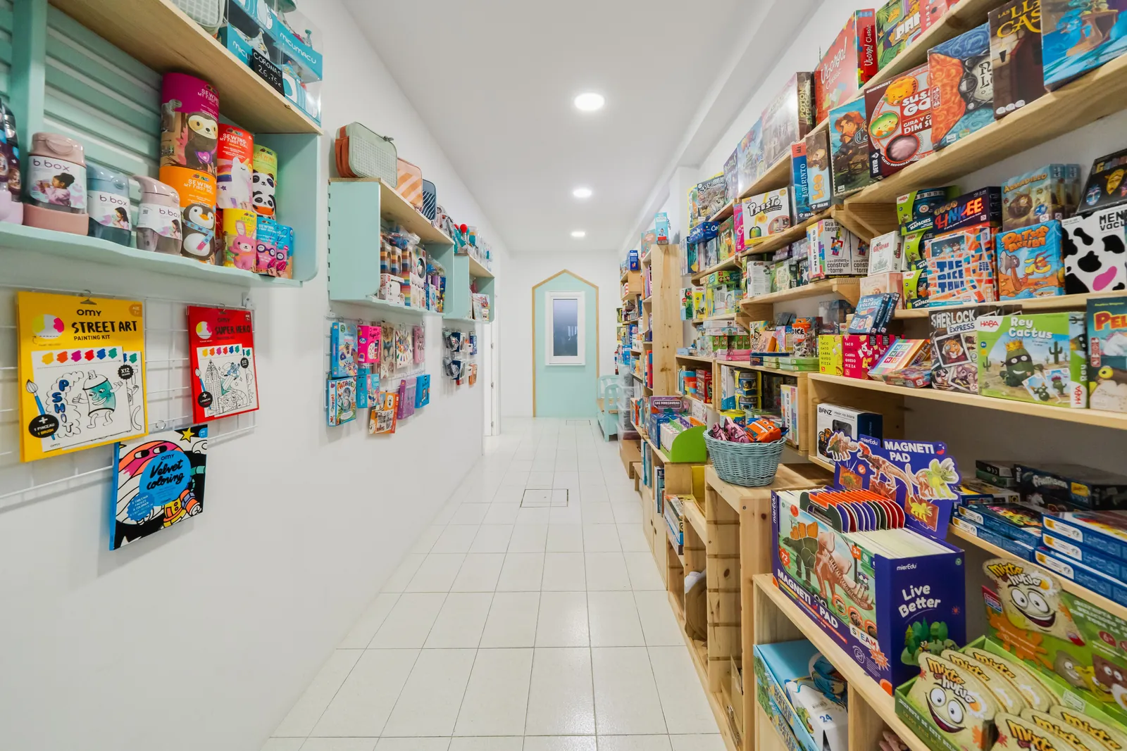 Interior de la tienda de La Tallerteka con estanterías de juegos educativos
