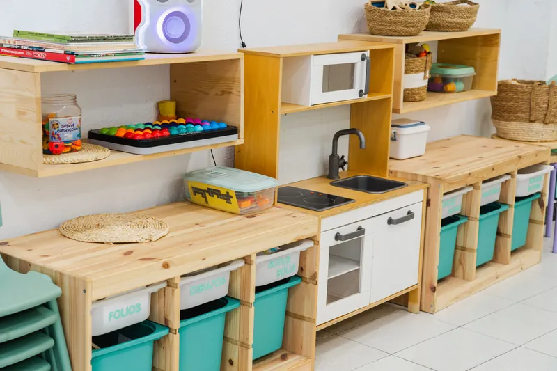 Zona de cocina y juego sensorial Montessori